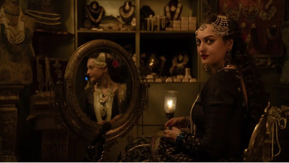 this is the scene of Heeramandi: The Diamond Bazar Sonakshi sinha is looking to beside of mirror